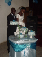 Tayo and Bisi cutting the cake